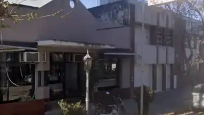 Un hombre quedó atrapado en un incendio dentro de un hotel y terminó con graves quemaduras