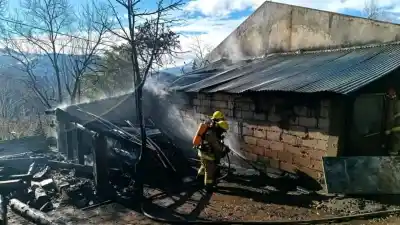 Un simple gesto al auto provocó un infierno: dos galpones y un vehículo en cenizas