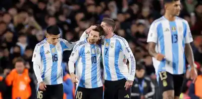La Scaloneta bajo la lupa: el once de Scaloni para el debut mundialista que genera más preguntas que certezas