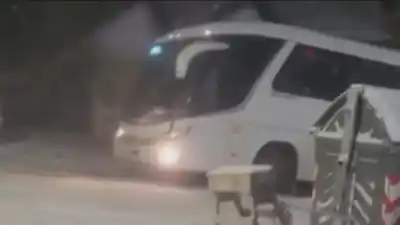 El micro que derrapó en una calle congelada de Bariloche: el insólito saldo que dejó el accidente