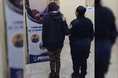 La policía encontró a un adolescente golpeado y la responsable era su propia madre