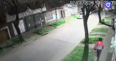 El falso cadete que sembró el pánico en Azcuénaga: el video que expone el violento asalto