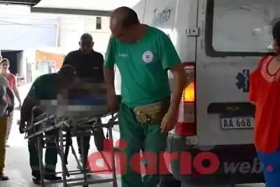 Chocó de frente contra un camión estacionado y quedó inconsciente en plena calle Antenor Álvarez