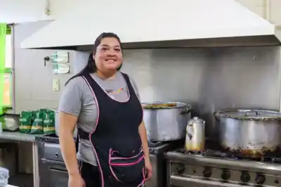 Volvió a la escuela donde fue alumna para cumplir el mismo oficio que su papá: la emotiva historia de Yanina