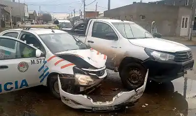 Choque entre una camioneta y un patrullero en Río Grande: el conductor del móvil policial terminó con dolencias