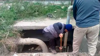El municipio refuerza la limpieza de desagües: piden a los vecinos no arrojar basura