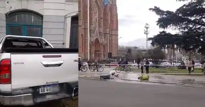 Se descompensó al volante en La Plata y su camioneta terminó destrozando un gabinete