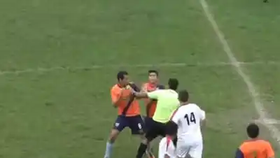 Violento ataque a un árbitro: tres jugadores lo agredieron tras un fallo en Alto Comedero