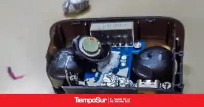 Un alumno cortó una batería de litio con una tijera y el humo obligó a evacuar el aula