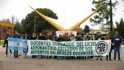 ¿Qué reclaman los trabajadores del Liceo Aeronáutico de Funes?