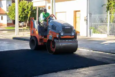 Lanús: avanzan las obras de pavimentación en varios barrios del distrito