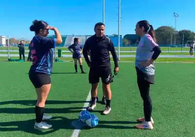 La Copa Yanina Torres ya tiene sus primeros líderes y promete emociones en el Polideportivo Jaime Zapata
