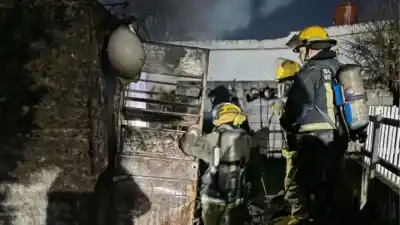 Un taller en el patio de una casa se incendió en plena madrugada