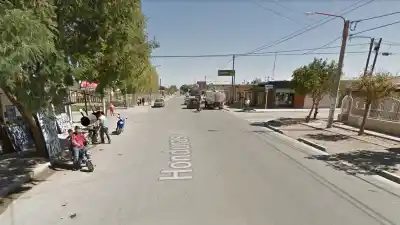 Saltó el alambrado con un cuchillo e intentó robarse el auto: la Policía nunca llegó