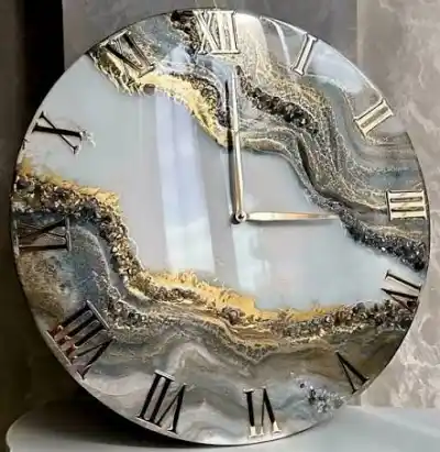 Aprende a crear relojes únicos: llega un taller de resina a Los Reartes