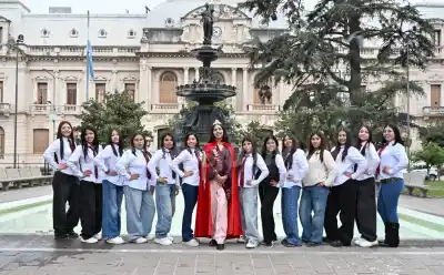 Tilcara en vilo: 14 candidatas buscan quedarse con la corona de la Escuela Normal