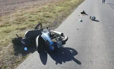 Misteriosa caída en la ruta 101: el motociclista terminó en el hospital