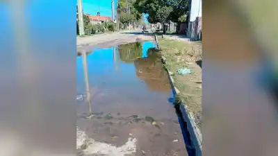 Pérdidas de agua en Bosco III: los vecinos temen por hundimientos y piden una urgente intervención