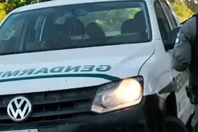 Rescatan a dos pilotos tras hallar una avioneta abandonada en un monte santiagueño
