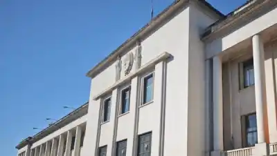 Lo acusaron de robar datos de tarjetas y lo despidieron: la Justicia lo absolvió y ahora la empresa deberá pagar una fortuna