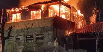 El fuego arrasó con la planta alta de una casa en Temperley y los bomberos lucharon contra las llamas