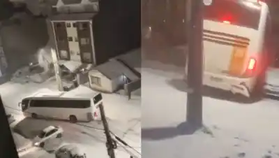 Un micro con 48 estudiantes derrapó en una calle congelada y terminó contra siete autos