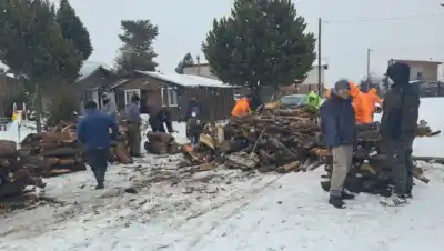Nevadas en Bariloche: el operativo de leña que da pelea al frío extremo