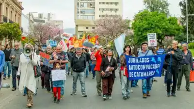 Jubilados catamarqueños vuelven a las calles: reclamos por haberes, medicamentos y una ley que esperan hace años