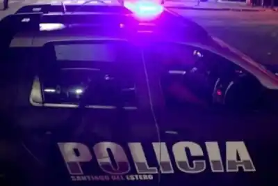 Impactó de lleno contra un camión estacionado: el motociclista quedó inconsciente en el asfalto