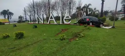 Un joven perdió el control de su auto y terminó despistando en la ruta 14 en Alem
