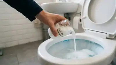 El truco nocturno que pocos conocen: lo que tiran en el inodoro antes de dormir para despertar con el baño impecable