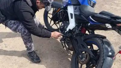 Seguimiento policial terminó con dos detenidos y una moto recuperada en barrio Palermo