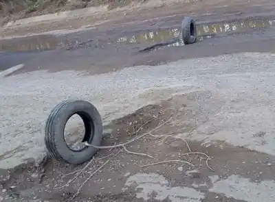 Vecinos de Roca usan cubiertas para marcar los pozos en una calle: la solución desesperada que no convence a nadie