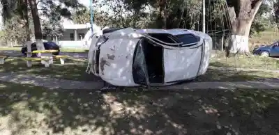 Amberes: “Volcó con su auto y terminó arriba de la plaza”