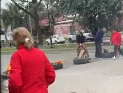 Un nuevo robo en Adolfo de la Vega al 700 y la gota que rebalsó el vaso: cortaron la calle