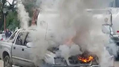 Incendio en Aguilares: una camioneta ardió dentro de una propiedad y el accionar de unos trabajadores evitó una tragedia