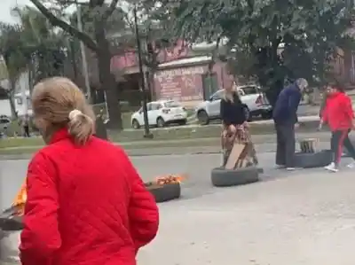 Filmaron el intento de robo a una camioneta y la furia vecinal estalló en Adolfo de la Vega
