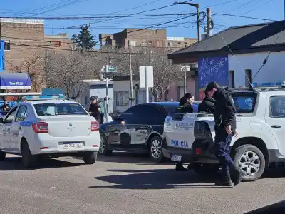 Amenazó a un hombre con una pistola y escapó en un Audi negro: la policía lo atrapó a una cuadra del barrio Malvinas