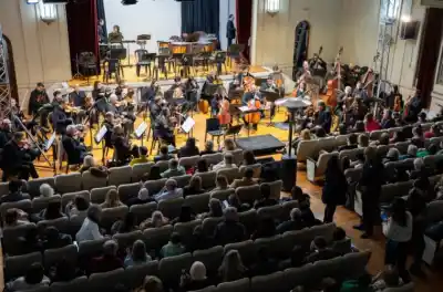 La Sinfónica hizo historia en la Escuela Normal: un concierto que nadie esperaba