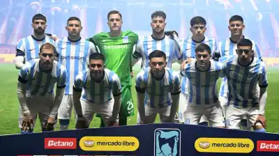 Un defensor campeón con Racing quedó libre y ahora podría cruzar de vereda: la decisión que falta
