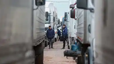 Atrapados en Neuquén: la odisea de los camioneros varados que intentan llegar a Chile