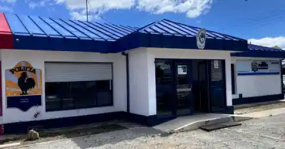 Intentó robar en un comercio y terminó detenido: tenía pedido de captura y droga escondida