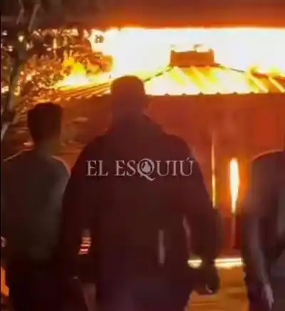 Fuego en un aserradero de Villa Cubas: los bomberos no dan abasto