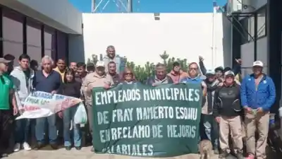 El tenso reclamo de los empleados municipales que dejó al descubierto una polémica interna