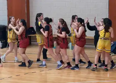 Universitario aplastó en la semifinal y ya espera rival para la gran final