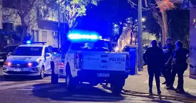 Un policía se defendió a tiros de un asalto y baleó a padre e hijo en La Plata