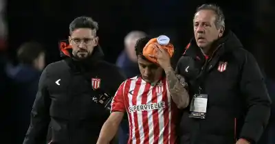 Impactante choque de cabezas: Tiago Palacios sufrió un fuerte golpe y tuvo que salir de la cancha
