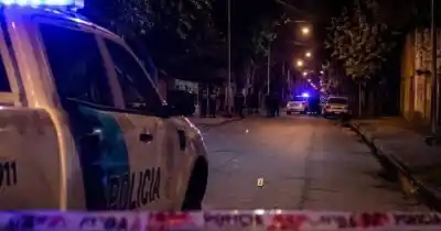 Padre e hijo cayeron tras intentar asaltar a un policía en Los Hornos: el uniformado repelió el ataque a balazos