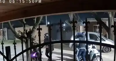 En plena luz del día: tres ladrones armados la interceptaron y le robaron su moto en Altos de San Lorenzo