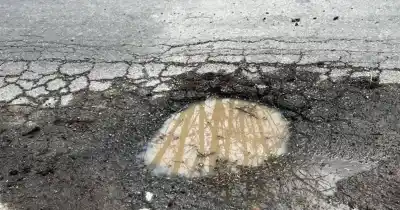 Una pérdida de agua destruyó el asfalto en Gonnet y los vecinos ya no saben a quién recurrir